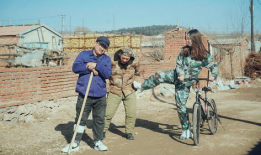 瘸子走路的短视频,短视频中的生活瞬间